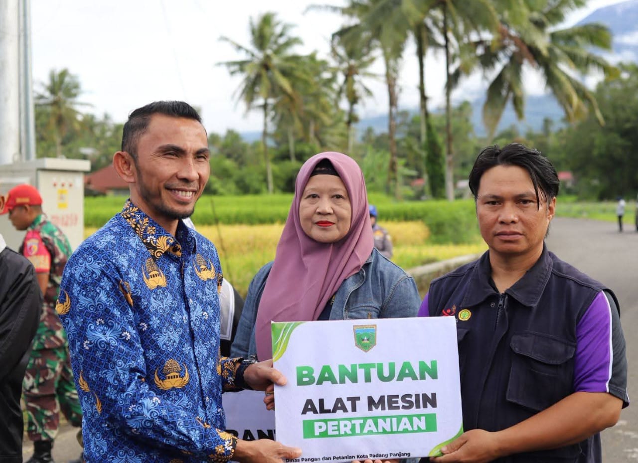 Wakil Wali Kota Padang Panjang, Allex Saputra, saat menyerahkan bantuan pertanian pada salah seorang anggota kelompok tani di Gajah Tanang, Rabu (27/9/2025).